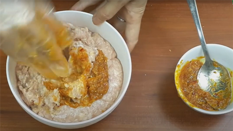 Trộn gia vị vào thịt xay