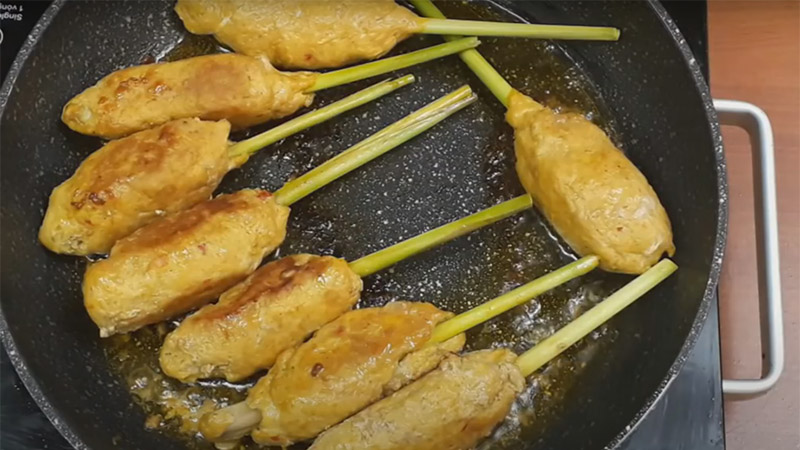 Nướng gà bọc sả trên chảo