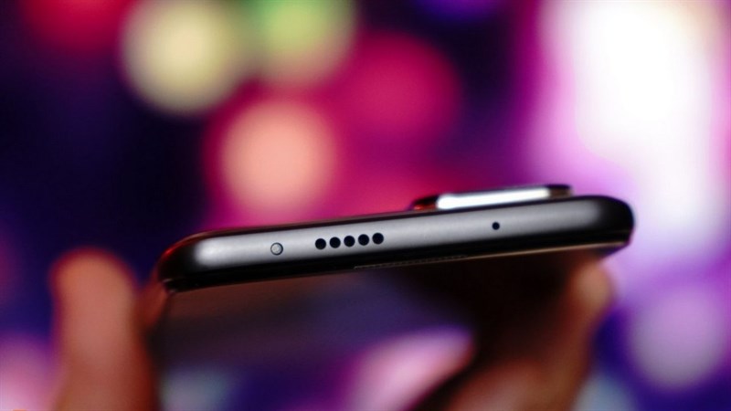 Cạnh trên của POCO X3 GT.