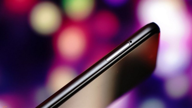 Cạnh trái của POCO X3 GT.