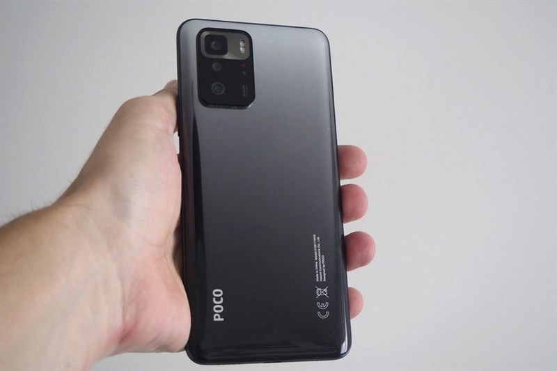 POCO X3 GT được hoàn thiện bằng khung kim loại và hai mặt trước sau bằng kính trông cao cấp và sang trọng. 