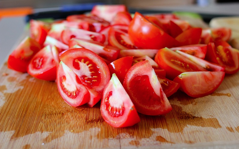 Sơ chế các nguyên liệu khác - thái cà chua theo từng múi