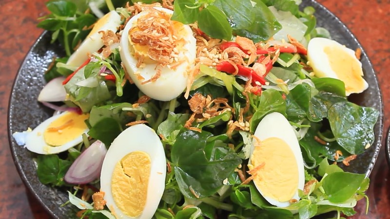 How to make a salad with crab eggs mixed with eggs is good for the whole family’s health