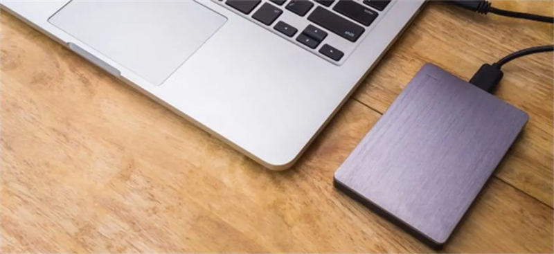 Macbook cùng ổ cứng ngoài