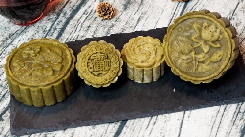 How to make delicious, easy-to-make mooncakes filled with green tea with salted eggs