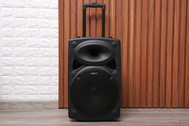 What is a tow speaker? Compare the advantages and disadvantages of electric and conventional speakers