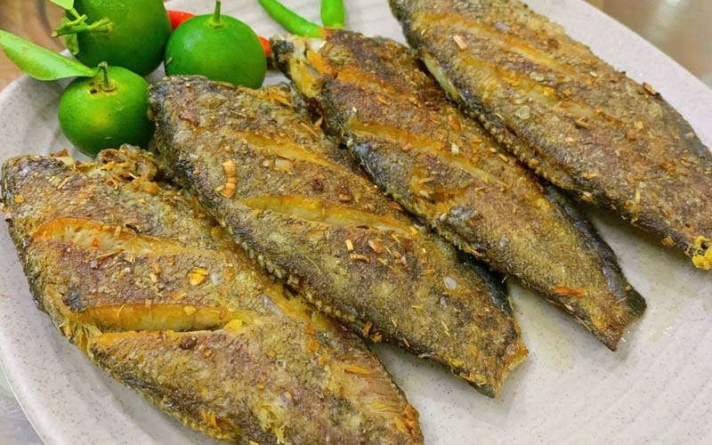 How to dry delicious fried fish with lemongrass and chili at home