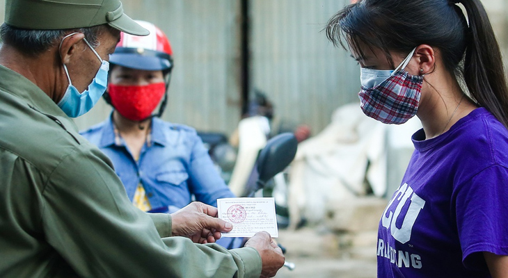 Những người đi chợ, siêu thị, cửa hàng tiện lợi