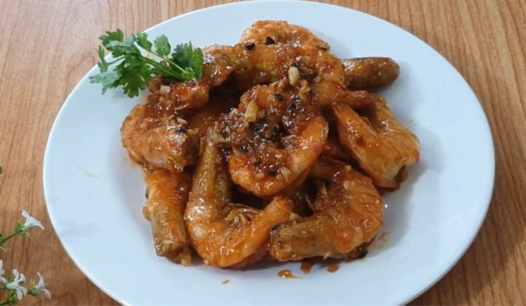 2 cách làm món tôm sốt chanh dây, thơm ngon lạ miệng
