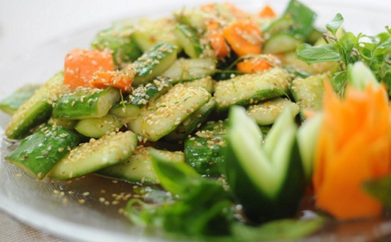 How to make delicious crispy carrot cucumber salad