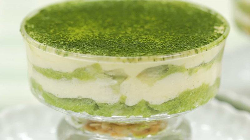 Bánh tiramisu trà xanh trong cốc thủy tinh