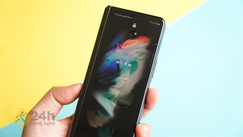 Galaxy Z Fold3 5G là smartphone màn hình gập đầu tiên có chuẩn chống nước IPX8.