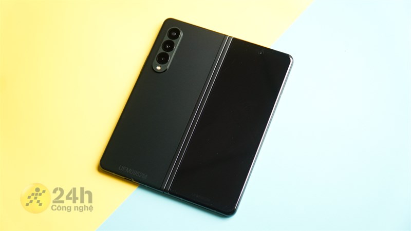 Mặt sau của Galaxy Z Fold 3 5G khi mở ra, có màn hình phụ và 3 camera sau.