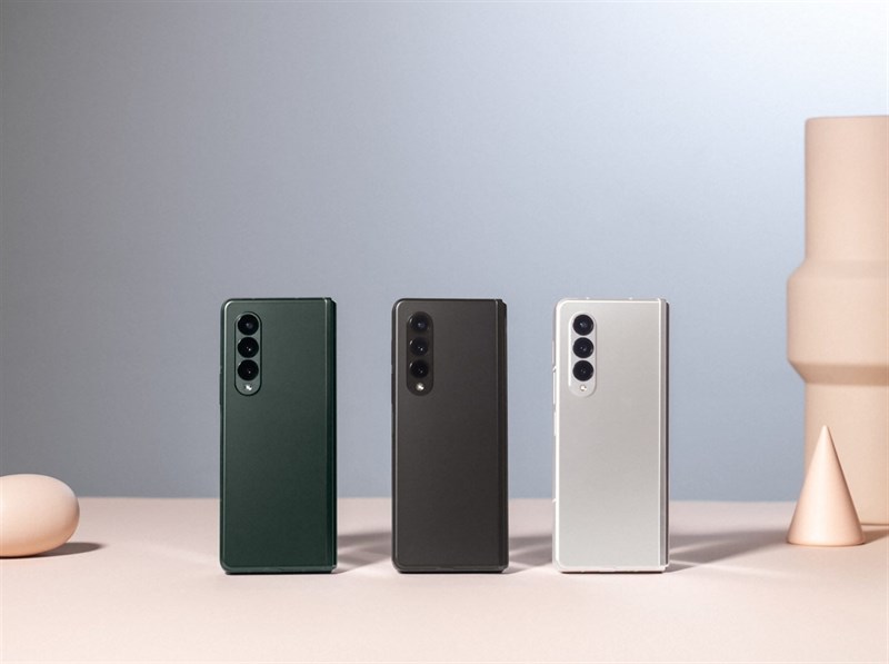 Galaxy Z Fold3 5G năm nay có 3 tùy chọn màu sắc và mình rất thích màu xanh lá đậm của chiếc điện thoại này.
