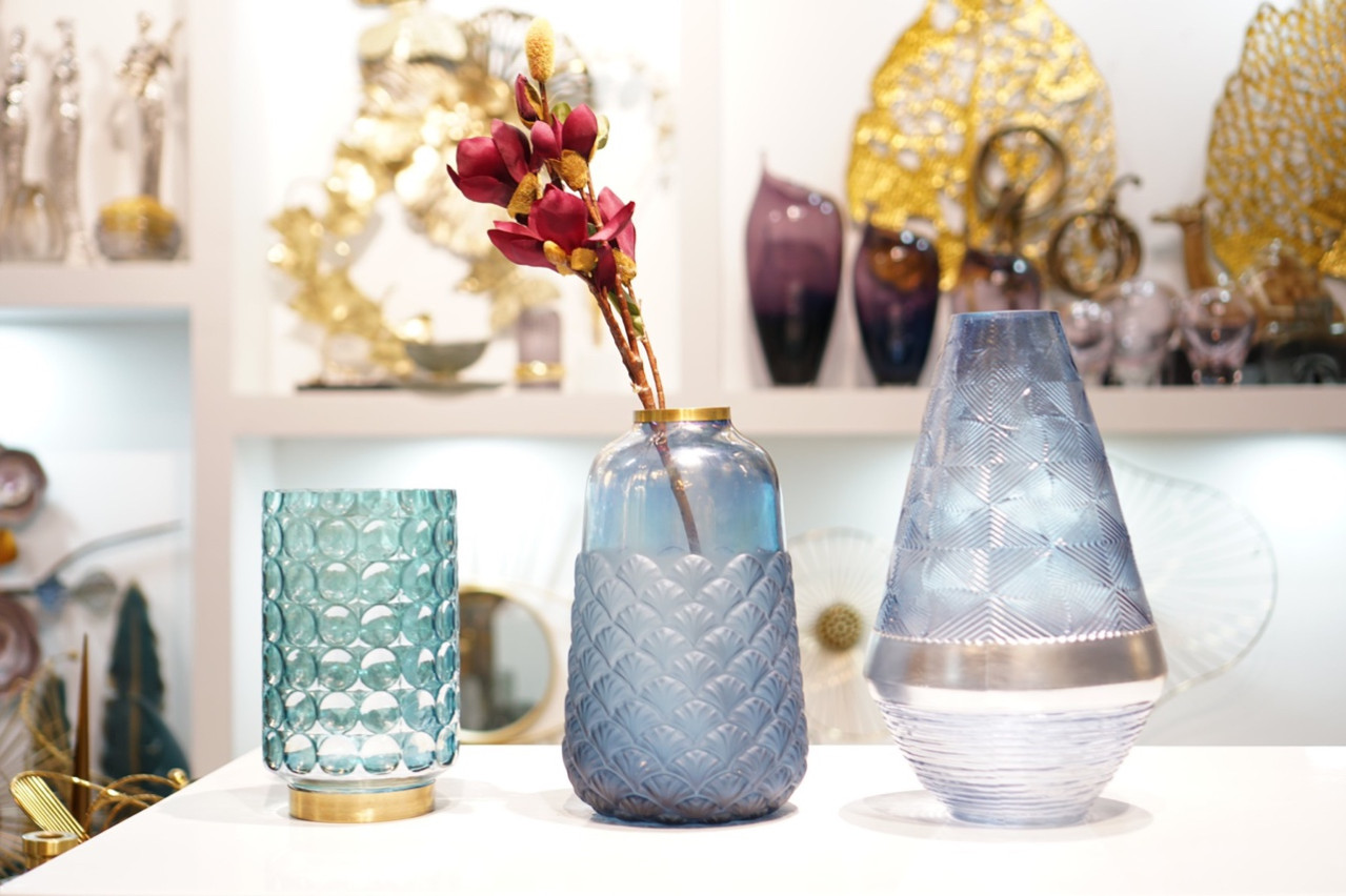Bạn có thể chọn những chiếc bình có chất liệu sứ, pha lê hay thủy tinh cao cấp giúp ánh lên vẻ đẹp rạng ngời của nó