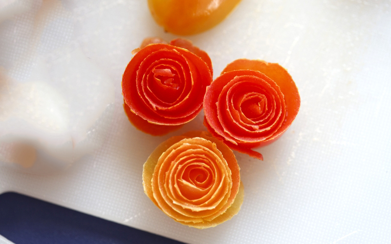 Hoa hồng làm từ cà chua theo kiểu cuốn vừa đẹp mắt, vừa tươi lâu