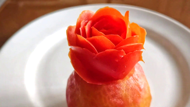 Hoa hồng làm từ cà chua theo kiểu xoắn sở hữu các đường lượn sóng độc đáo