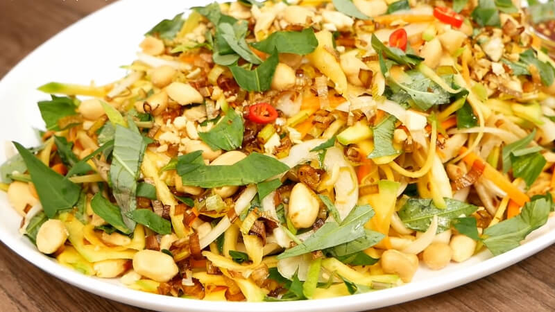 Instructions on how to make delicious, crispy and delicious vegetarian mango salad