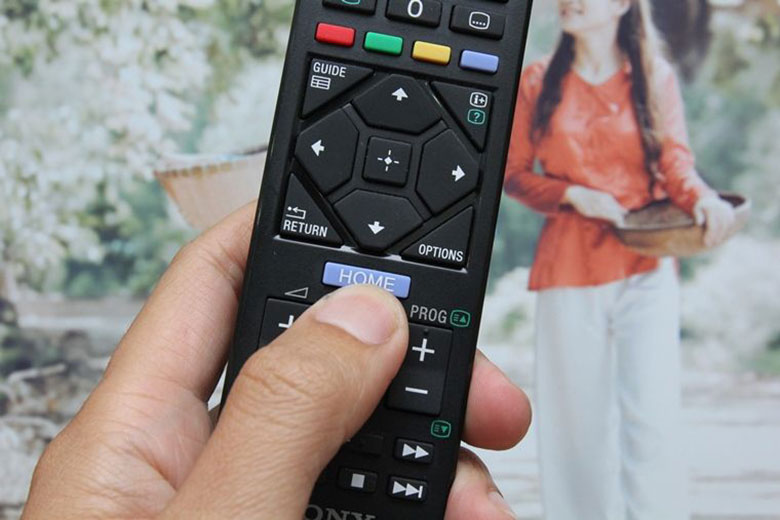 Chọn nút HOME trên remote tivi