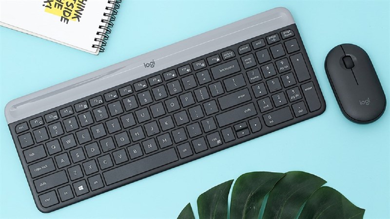 Bạn có thể sử dụng chuột, cùng bàn phím tương tự như máy tính truyền thống