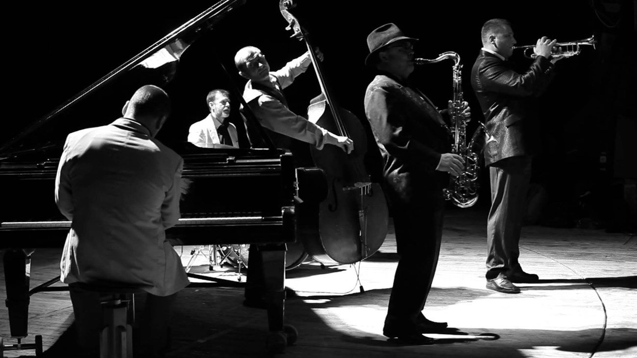 Nhạc Jazz ra đời vào cuối thế kỉ 19, đầu thế kỉ 20