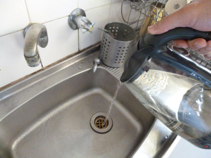 Dùng nước sôi để khắc phục chậu rửa chén bị nghẹt