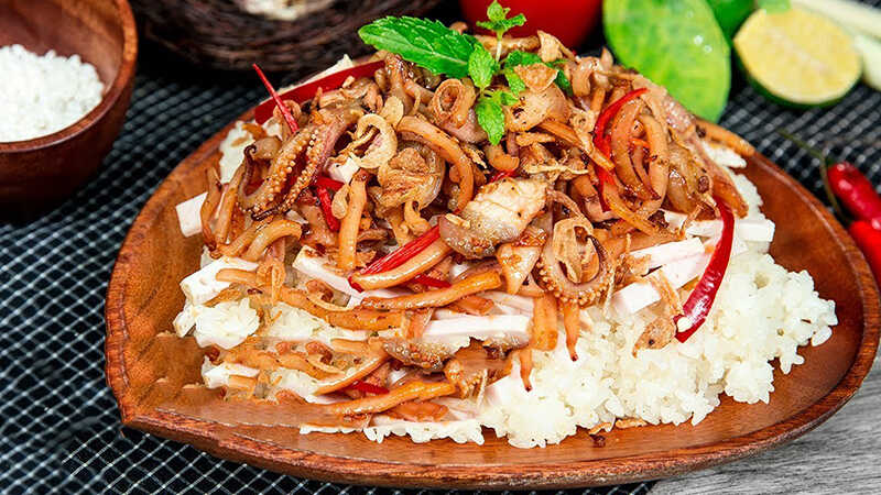 Xôi mực rim sa tế vừa dẻo, vừa ngon