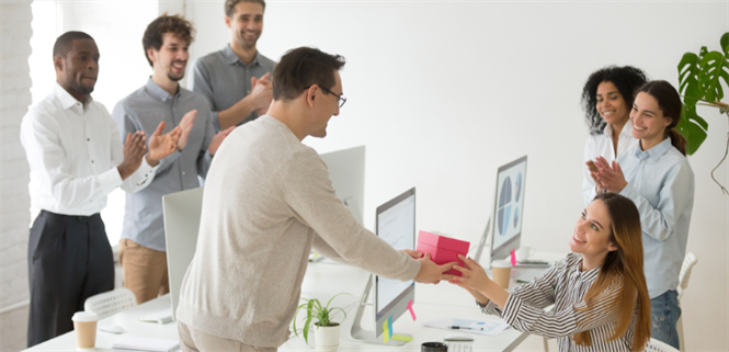 Top 10+ quà tặng nhân viên ý nghĩa, độc đáo nhất đem lại nhiều bất ngờ