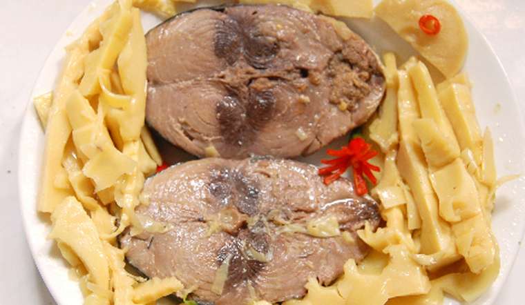 Cách làm cá ngừ kho măng thơm ngon đậm đà