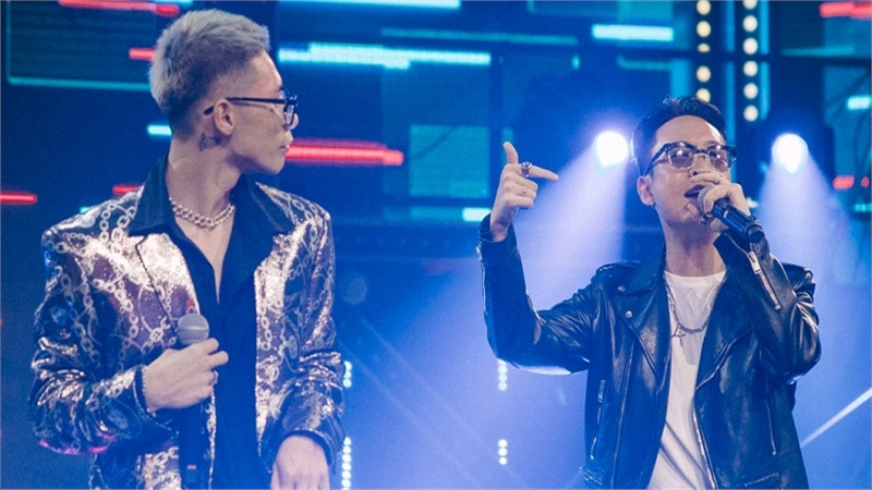 Những đoạn kết nối, móc nối giữa các câu rap lại với nhau thì gọi là hook