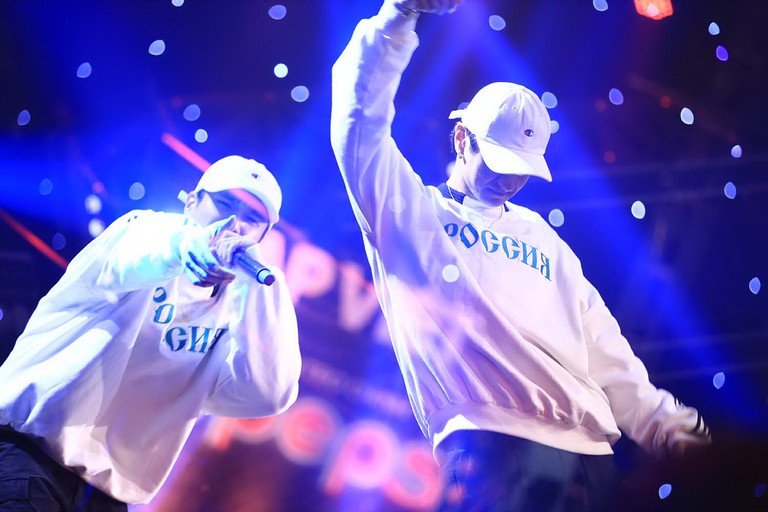 Người Rap thể hiện bằng cách nói, hô vang ca từ với phần lời có vần điệu