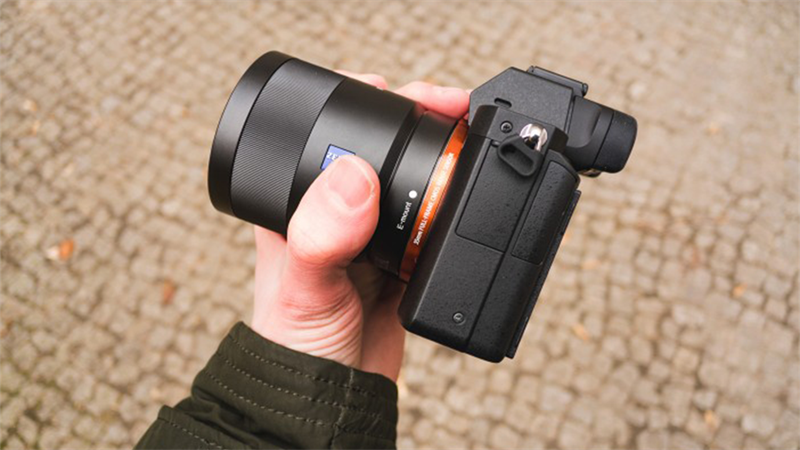 Sony A7 II có thể ổn định hình ảnh cho tất cả các ống kính