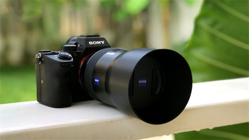 Sony A7 III có thể thu phóng bằng ống kính một tiêu cự