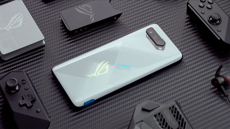ROG Phone 5S có tấn số quét cao 144 Hz mượt mà