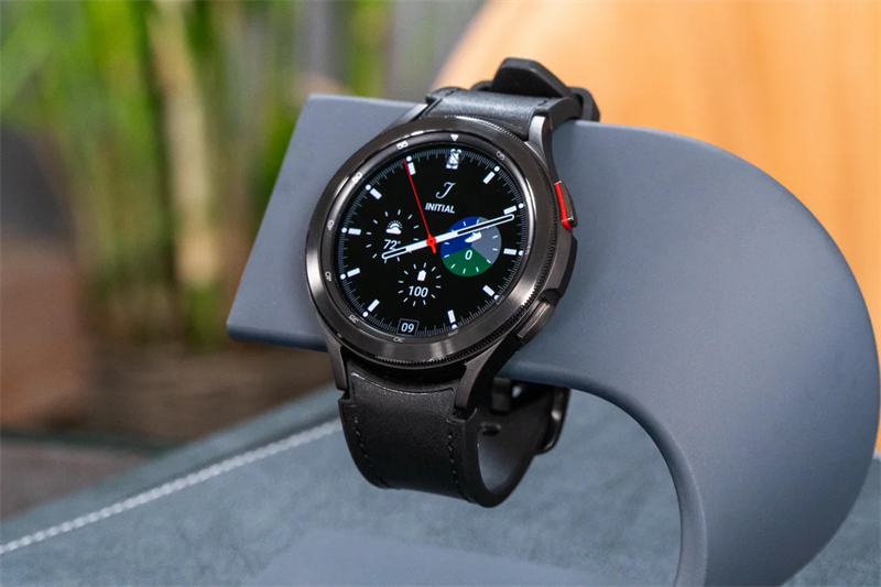 Cạnh phải của Galaxy Watch4 Classic có 2 phím vật lý. Nguồn: Cnet.