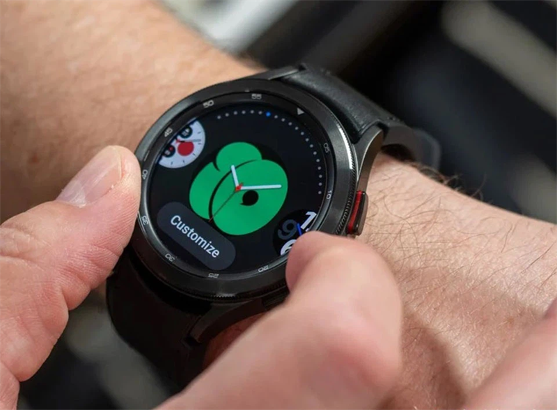 Galaxy Watch4 Classic vẫn có vòng bezel xoay vật lý quen thuộc. Nguồn: Cnet.