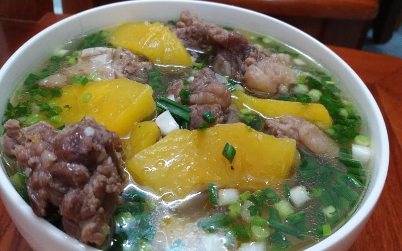How to make delicious and nutritious papaya beef bone soup