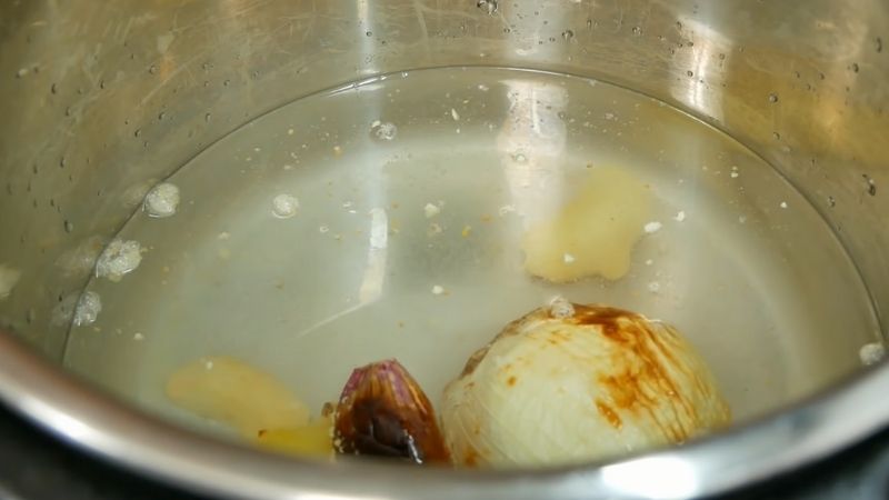 Chuẩn bị nước để luộc gà nấu cơm gà Hải Nam