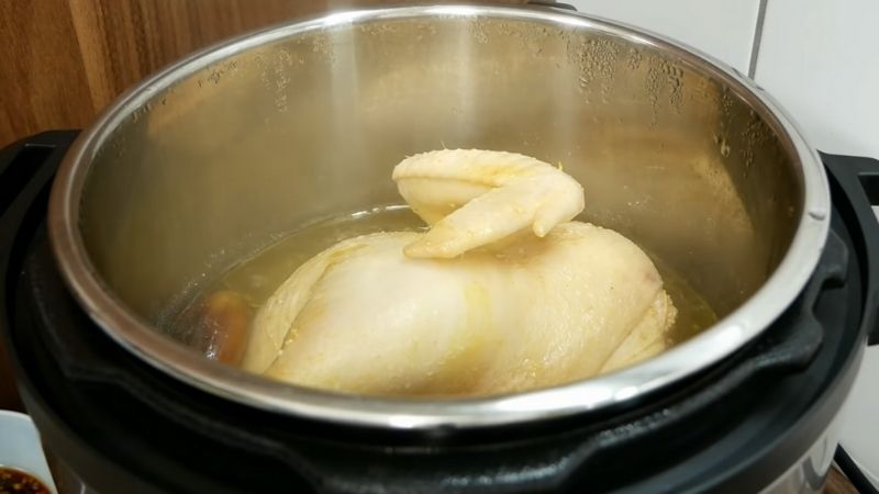 Cách luộc gà để nấu cơm gà Hải Nam