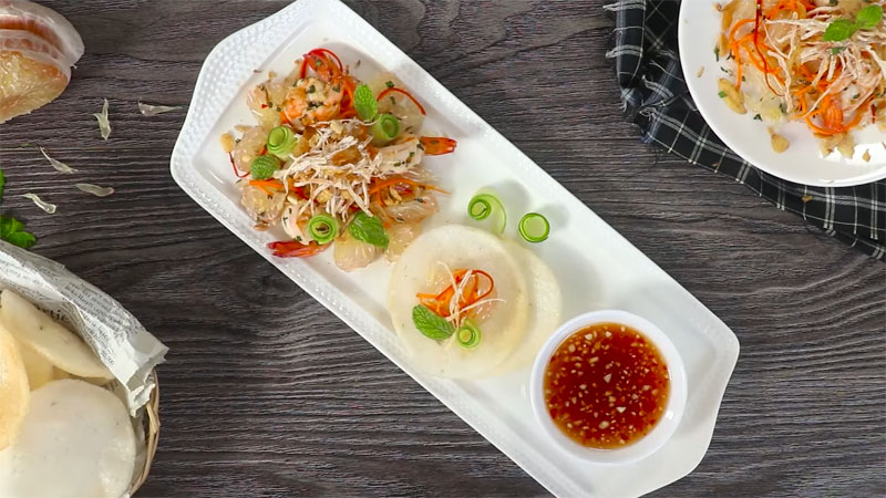How to make delicious sweet and sour pomelo shrimp salad for the weekend