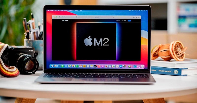 Thiết bị trang bị chipset Apple M2 mới hơn và cáp nguồn từ tính mang nhãn hiệu MagSafe