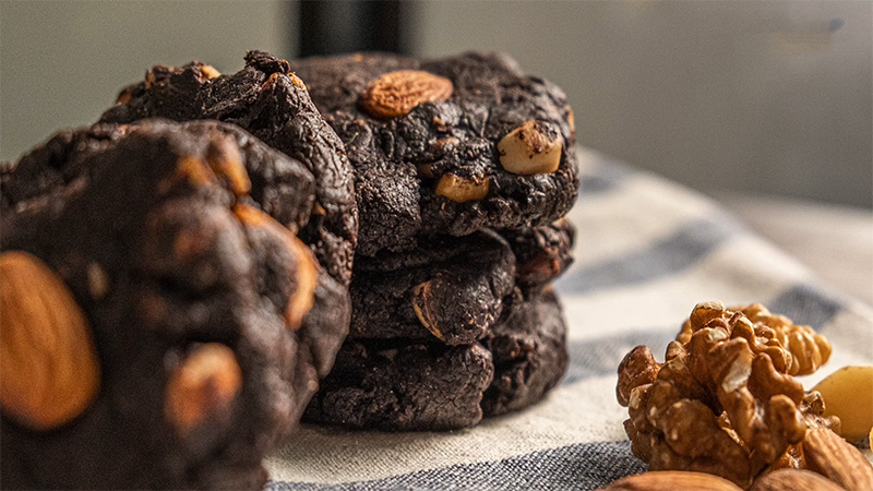 How to make low calorie chocolate almond keto cookies to help lose weight