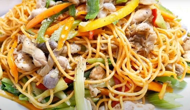 Cách làm mì xào gà chua cay thơm ngon đặc biệt