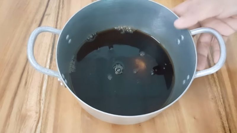 Nấu nước tương để làm củ cải ngâm nước tương