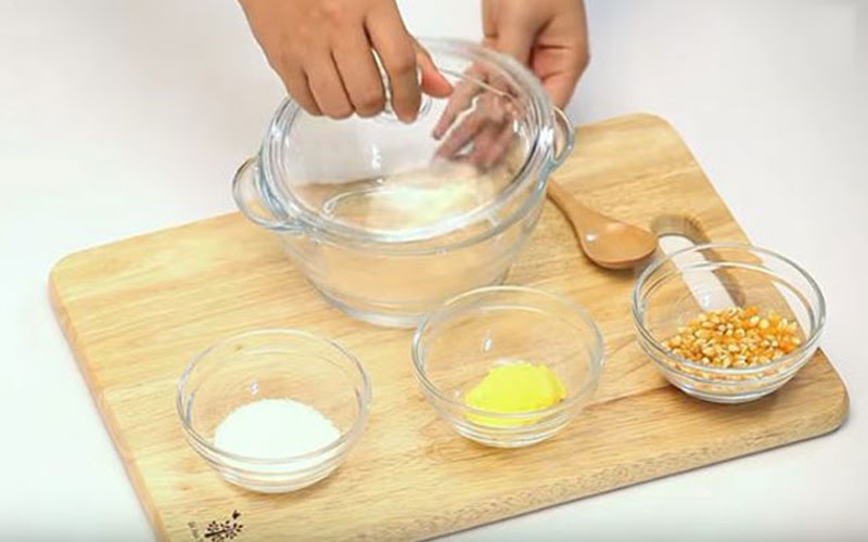 Các nguyên liệu để làm món bắp rang bơ