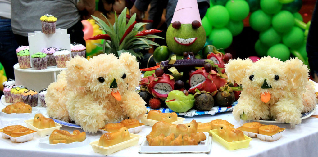 The Mid-Autumn Festival tray with a variety of traditional baked cakes