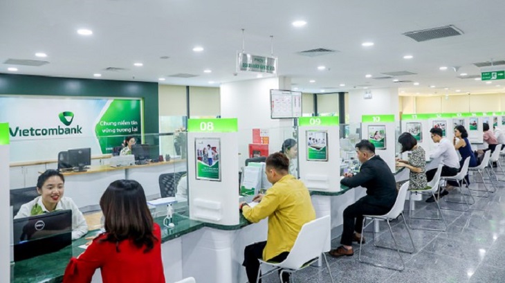 Khách hàng cần đi đến chi nhánh ngân hàng Vietcombank gần nhất để nhận thẻ ATM