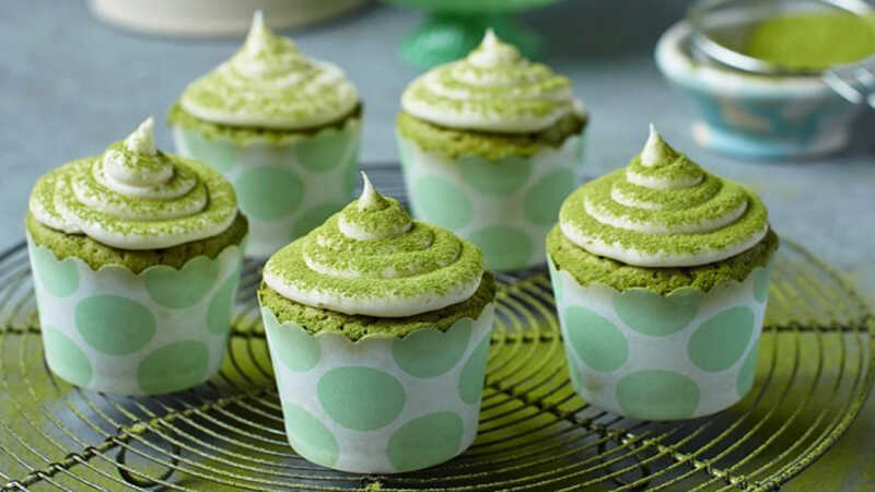 Instructions on how to make soft and fluffy green tea cupcakes at home