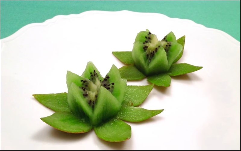 Tỉa hoa sen từ kiwi