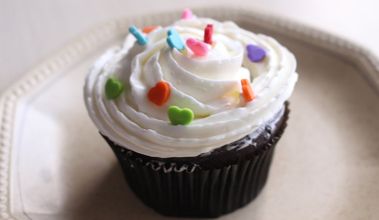 Cách làm bánh cupcake socola kem bơ thơm béo mềm mịn đơn giản
